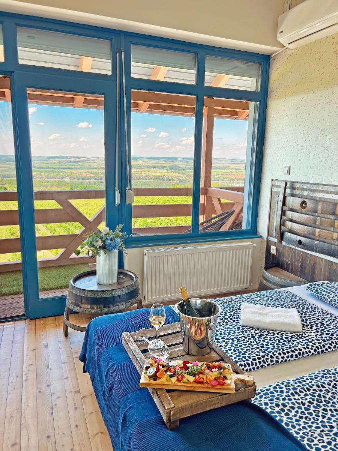 Hilltop Borbirtok & Etterem Hotell Neszmély Exteriör bild